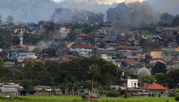 Smoke comes from a burning building as government troops continue their assault against insurgents from the Maute group, Marawi city, Philippines June 15 2017 (Reuters/Romeo Ranoco)