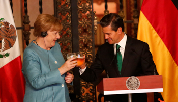 Germany's Chancellor Angela Merkel with Mexico's President Enrique Pena Nieto dinner at National Palace in Mexico City (Reuters/Carlos Jasso)