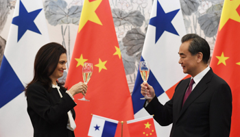 Panama's Vice President and Foreign Minister Isabel de Saint Malo, left, and Chinese Foreign Minister Wang Yi (Reuters/Greg Baker)