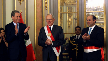 Outgoing minister Alfredo Thorne, President Kuczynski and incoming minister Fernando Zavala (Reuters/Guadalupe Pardo)