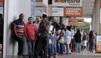 People queuing to fill out applications at an employment agency in Brasilia (Reuters/Ueslei Marcelino)