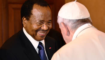 Cameroon's President Paul Biya meets Pope Francis (Reuters/Vincenzo Pinto/pool)