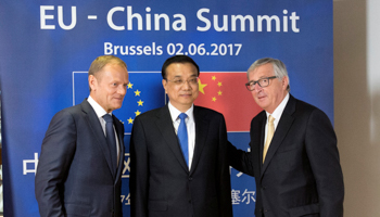 Left to right: European Council President Donald Tusk, Chinese Premier Li Keqiang and EU Commission President Jean-Claude Juncker during an EU-China Summit in Brussels (Reuters/Olivier Hoslet)
