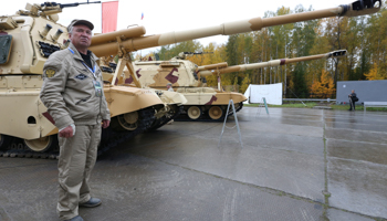 A participant stands near MSTA-S self-propelled howitzers during the "Russia Arms Expo 2013", in the Urals city of Nizhny Tagil, in 2013 (Reuters/Sergei Karpukhin)