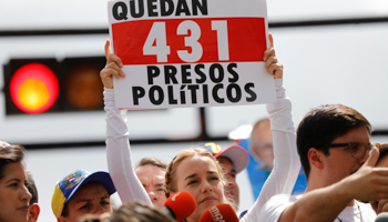 Leopoldo Lopez's wife Lilian Tintori with a placard that reads "There are still 431 political prisoners" (Reuters/Andres Martinez Casares)