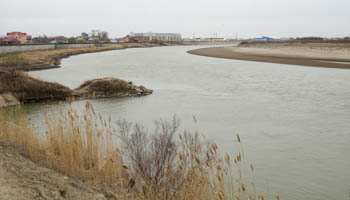 A view of the Syr Darya river in Kyzylorda, Kazakhstan, March 21, 2016. (Reuters/Shamil Zhumatov)