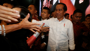 Indonesian President Joko "Jokowi" Widodo is greeted by Indonesian migrant workers during in Hong Kong (Reuters/Bobby Yip)