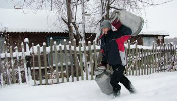 A man carries containers to fetch water in the village of Sikachi-Alyan near the River Amur, some 80 km from Khabarovsk (Reuters/Yuri Zolotarev)