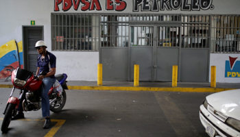 Graffiti at a petrol station: “PDVSA is oil” (Reuters/Marco Bello)