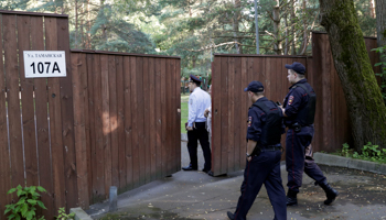 Russian police officers enter a territory of a dacha compound used by US diplomats for recreation west of Moscow, Russia (Reuters/Tatyana Makeyeva)