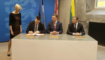 Estonia's, Latvia's and Lithuania's Prime Minsters sign an agreement to further the joint Rail Baltica project in Tallinn, Estonia (Reuters/Ints Kalnins)