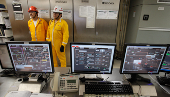 Employees stand behind computers in the security area of the Mexico's state-run oil company Pemex platform ‘Ku Maloob Zaap’ (Reuters/Victor Ruiz Garcia)