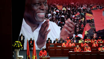 Angolan’s President Jose Eduardo dos Santos speaks at the ruling MPLA party congress in August 2016 (Reuters/Herculano Coroado)
