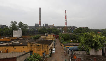 Chimneys of a coal-fired power plant in New Delhi, India (Reuters/Adnan Abidi)