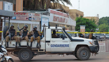 Security forces deploy to secure the area after an overnight raid on a restaurant in Ouagadougou, Burkina Faso August 14, 2017. (Reuters/Hamany Daniex)