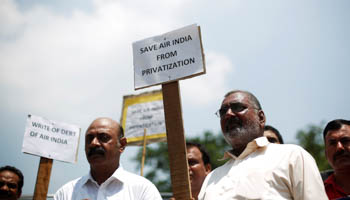 Air India employees hold placards as they shout slogans during a protest against the proposed privatisation of Air India by the government, in New Delhi, India (Reuters/Adnan Abidi)