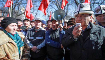 Supporters of detained opposition politician Omurbek Tekebayev, the leader of the Ata Meken (Fatherland) party, hold a rally in Bishkek, Kyrgyzstan, February 26, 2017. (Reuters/Vladimir Pirogov)