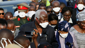 Sierra Leone President Ernest Bai Koroma joined by Liberian President Ellen Johnson Sirleaf at the burial of mudslide victims (Reuters/Afolabi Sotunde)