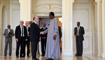 French Prime minister Bernard Cazeneuve (C) speaks with Chad's president Idriss Deby (R) in N'Djamena, December 29, 2016 (Reuters/Alain Jocard)