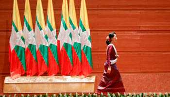 Myanmar State Counselor Aung San Suu Kyi walks off the stage after delivering a speech to the nation over Rakhine and Rohingya situation, in Naypyitaw, Myanmar September 19, 2017. (Reuters/Soe Zeya Tun)