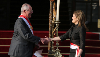 President Pedro Pablo Kuczynski and Premier Mercedes Araoz at her swearing-in ceremony (Reuters/Guadalupe Pardo)