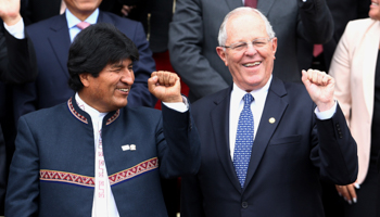 Bolivian President Evo Morales, left, and his Peruvian counterpart Pedro Pablo Kuczynski (Reuters/Guadalupe Pardo)