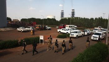 Sudan People's Liberation Army soldiers walk past the Paloich oil field facility during the visit of South Sudan's minister of petroleum, Upper Nile State (Reuters/Andreea Campeanu)
