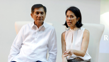 Newly appointed Environment Minister Roy Cimatu with his predecessor environmentalist Regina Lopez, in Quezon City Metro Manila, Philippines (Reuters/Max Rossi)