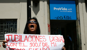 A protester carrying a sign that reads 'Decent pensions with 100 percent of my final salary' (Reuters/Rodrigo Garrido)