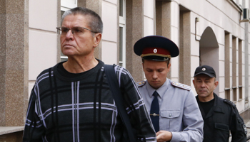 Former Economic Development Minister Alexey Ulyukayev is escorted to a court hearing (Reuters/Sergei Karpukhin)