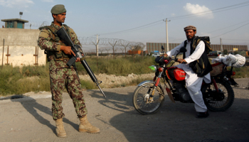 An Afghan National Army, ANA, soldier at a checkpoint in Kabul (Reuters/Omar Sobhani)