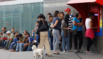 A queue at a cash machine following President Nicolas Maduro’s debt restructuring announcement (Reuters/Marco Bello)