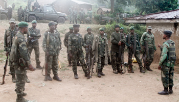 Congolese soldiers receive instructions during an offensive in North Kivu, eastern DRC, 2015 (Reuters/Kenny Katombe)