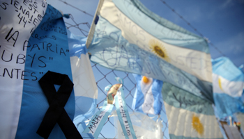 Argentine flags and messages to the crew of ARA San Juan, with a black ribbon, at the naval base in Mar del Plata (Reuters/Marcos Brindicci)