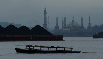 A coal barge is pulled along the Mahakam river in Samarinda, East Kalimantan province, Indonesia (Reuters/Beawiharta)