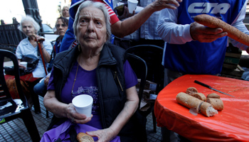 Pensioners holding bread and water in a symbolic protest against the pension reform (Reuters/Martin Acosta)