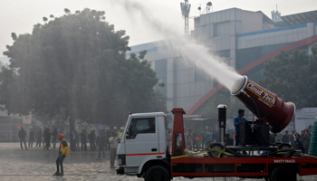 A man operates an 'anti-smog gun' in Delhi (Reuters/Saumya Khandelwal)