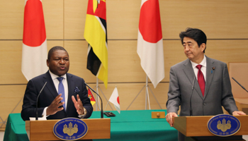 Mozambique's President Filipe Nyusi and Japanese Prime Minister Shinzo Abe (Reuters/Koji Sasahara/Pool)