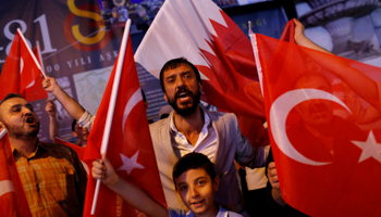 People shout slogans as they hold Turkish and Qatari flags during a demonstration in favour of Qatar in central Istanbul, Turkey, June 7, 2017 (Reuters/Murad Sezer)