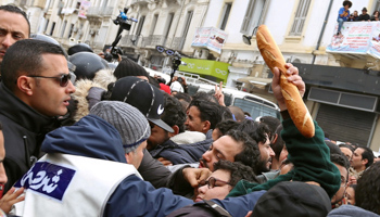 Tunisian protesters clash with riot police during demonstrations against rising prices and tax increases, in Tunis, Tunisia January 12, 2018 (Reuters/Zoubeir Souissi)