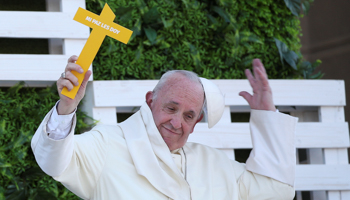 The wind blows the pope's skullcap off during a meeting with young people in Santiago (Reuters/Alessandro Bianchi)