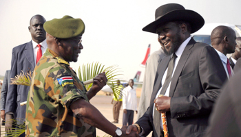 President Salva Kiir shakes hands with Chief of Staff Paul Malong (Reuters/Jok Solomun)