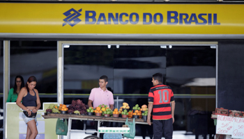 A Banco do Brasil branch, with street vendors outside (Reuters/Ueslei Marcelino)