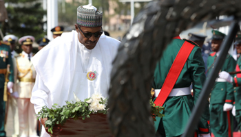 Nigeria's President Muhammadu Buhari lays a wreath during the 2018 Armed Forces Remembrance Day celebration (Reuters/Afolabi Sotunde)