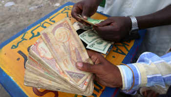 A money changer exchanging US dollars and Somali shillings, Mogadishu, February 2016 (Reuters/Feisal Omar)
