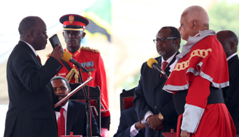 President John Magufuli takes the oath of office, November 5, 2015 (Reuters/Emmanuel Herman)