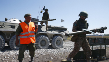 A Pakistani serviceman carrying a Russian-made launcher during a military competition (Reuters/Maxim Zmeyev)