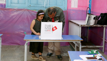 A policeman casts his vote during municipal vote in Tunis, Tunisia, 2018 (Reuters/Zoubeir Souissi)