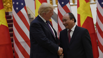 US President Donald Trump and Vietnam's Prime Minister Nguyen Xuan Phuc at the Government Office in Hanoi, Vietnam, November 12, 2017 (Reuters/Hoang Dinh Nam)