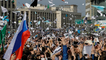 At a Moscow protest against a ban on Telegram, participants release paper planes, copying the company's logo (Reuters/Tatyana Makeyeva)